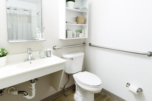 Intown Suites Extended Stay St. Louis Mo Hazelwood - photo 11
