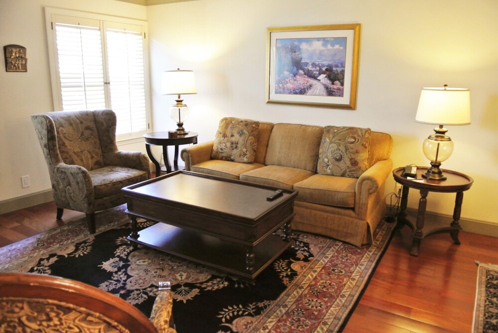 Cow Hollow Suites - photo 24
