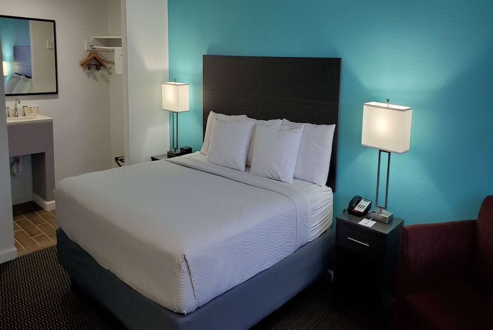 Travelodge by Wyndham Livonia Canton Novi Detroit Area - photo 2