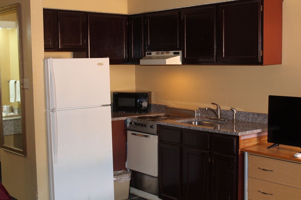 The Executive Inn & Suites - photo 7