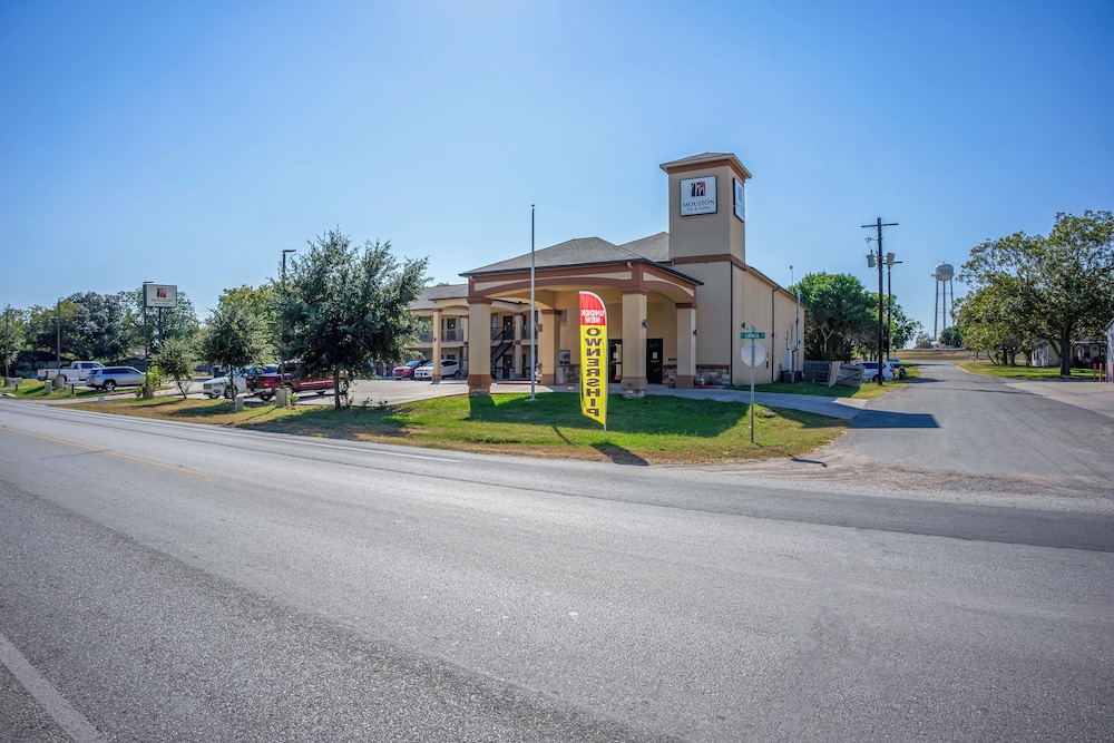 Moulton Inn & Suites By OYO Near Shiner TX - photo 42