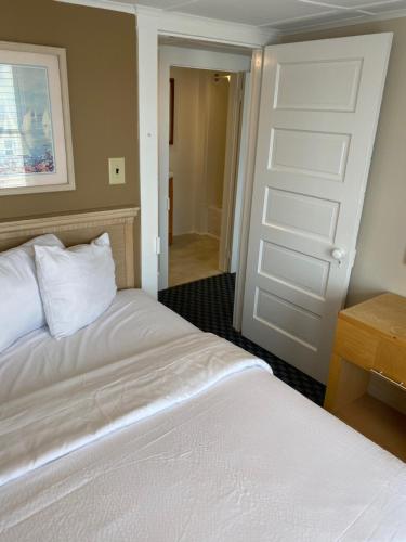 The Admiral Hotel Motel - photo 88