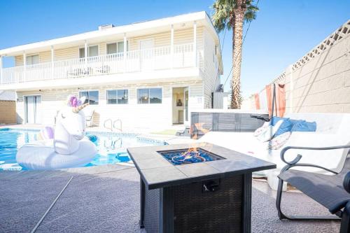 Large House 15 Beds Heated Pool Hot Tub BBQ Close to Strip