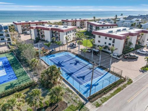 2BR 1st floor beachfront condo on Sanibel Island Sandalfoot 5A1 — 4-Star Luxury Hotel in Sanibel, United States