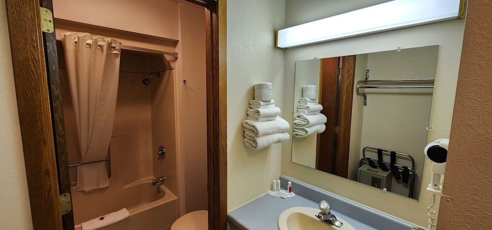Super 8 by Wyndham Iron Mountain - photo 19