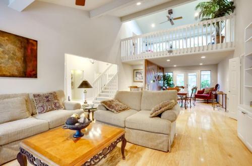 Woodlands Escape: 3BR Texas Retreat w Forest View — 4-Star Luxury Hotel in Spring, United States