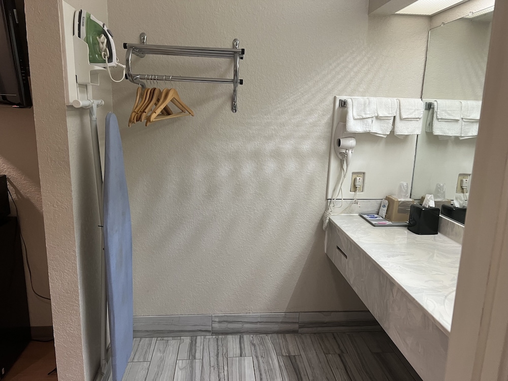 Scott Inn and Suites Houston - photo 25