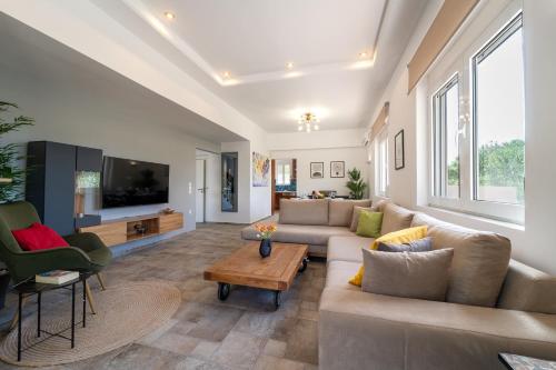 Shady Tree Villa — 4-Star Luxury Hotel in Ialysos, Greece