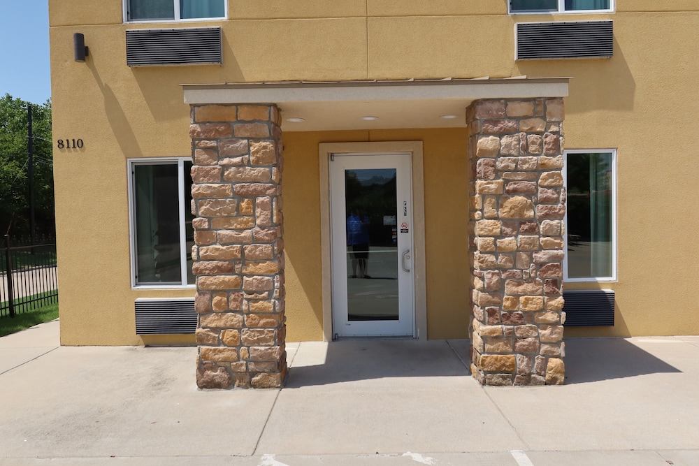 West Worth Inn and Suites - photo 37