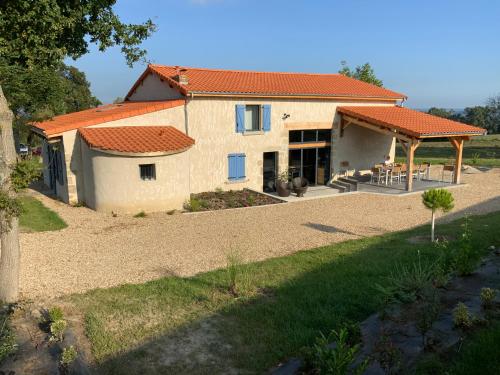 Chez Le Damian — hotel in Neuville-En-Ferrain
