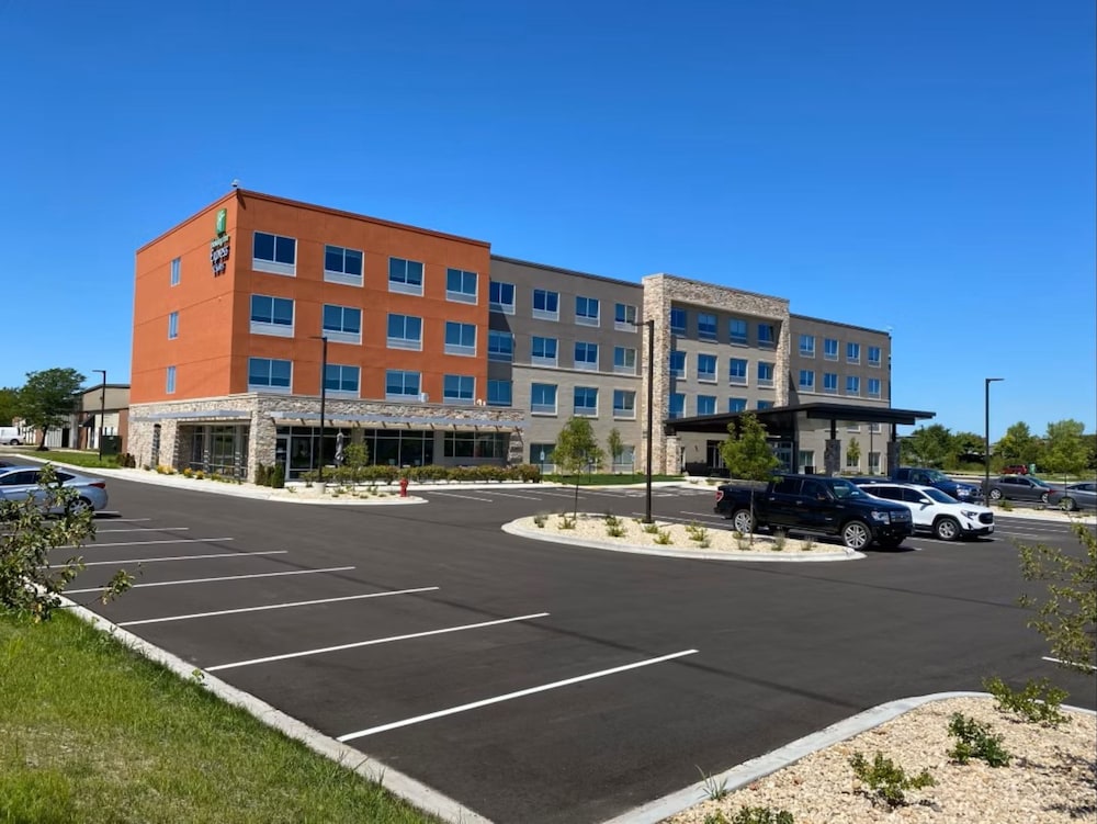 Holiday Inn Express & Suites Madison West Middleton - photo 65