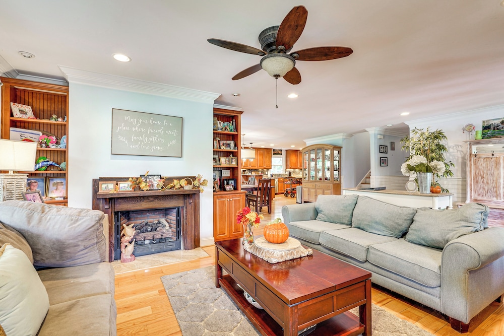 Walk to Beach: Gem w Pool & Spa in Isle of Palms - photo 3