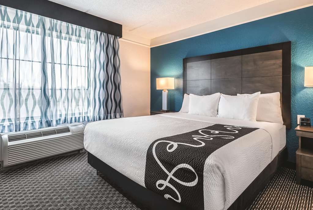 La Quinta Inn & Suites by Wyndham Orlando Lake Mary - photo 36