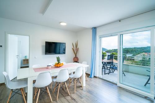 Veliki dvoetažni apartman s parkingom