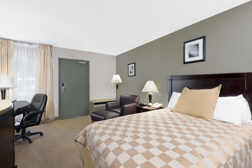Howard Johnson Inn Cleveland Airport - photo 6