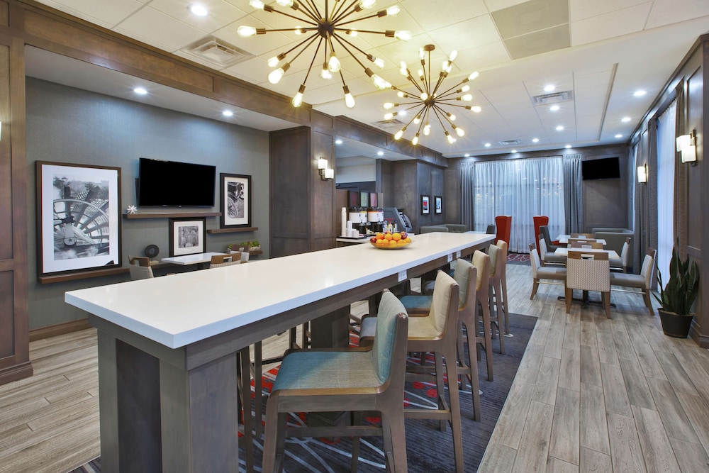 Hampton Inn by Hilton Detroit Dearborn - photo 2