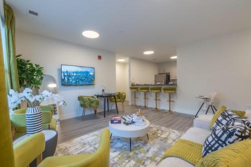 Opulence in Olive 4 bedrooms 4 baths with 10 beds Park 2 cars FREE — 4-Star Luxury Hotel in Orange, United States