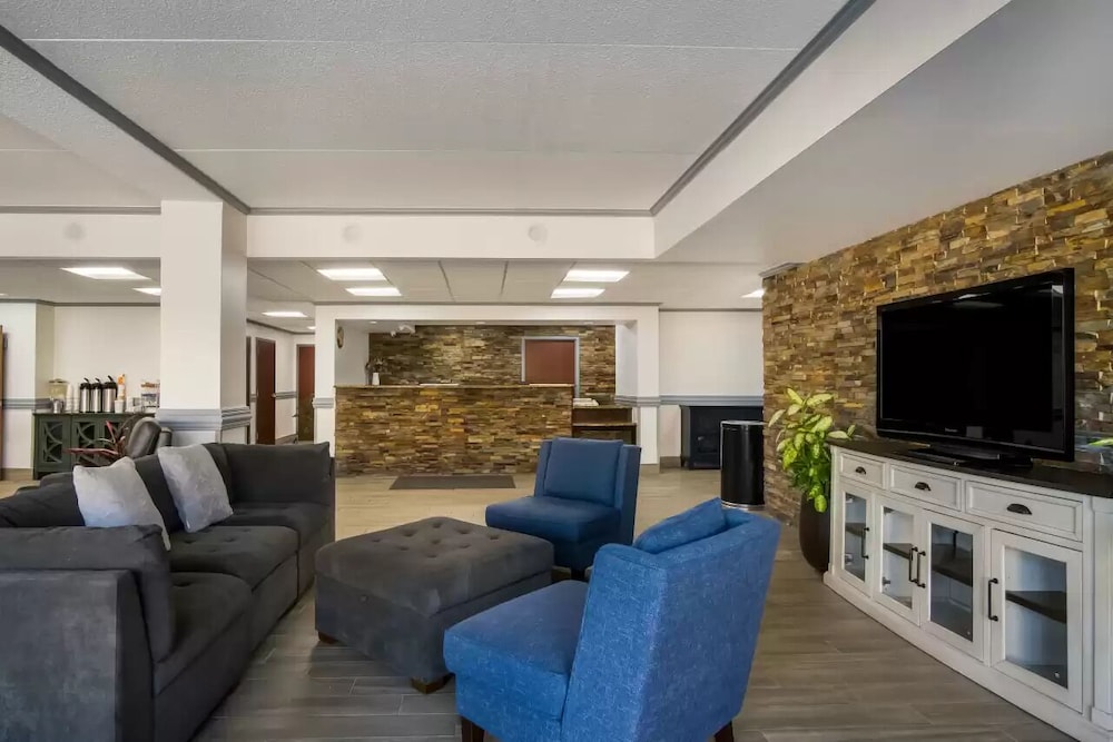 Clarion Inn & Suites Grand Rapids Airport - photo 6