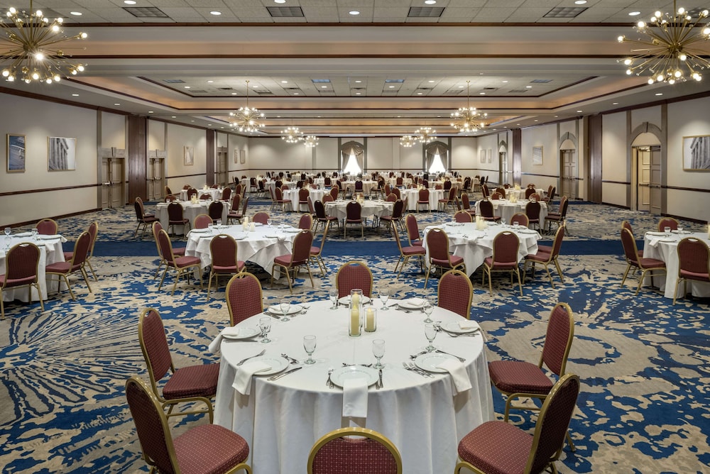 Embassy Suites by Hilton Cleveland Rockside - photo 43