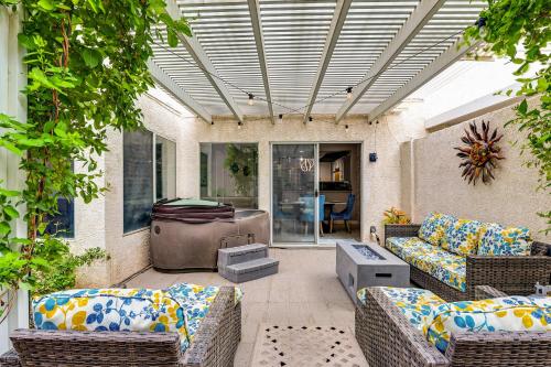 Pool Access Beautiful Modern Home in Las Vegas
