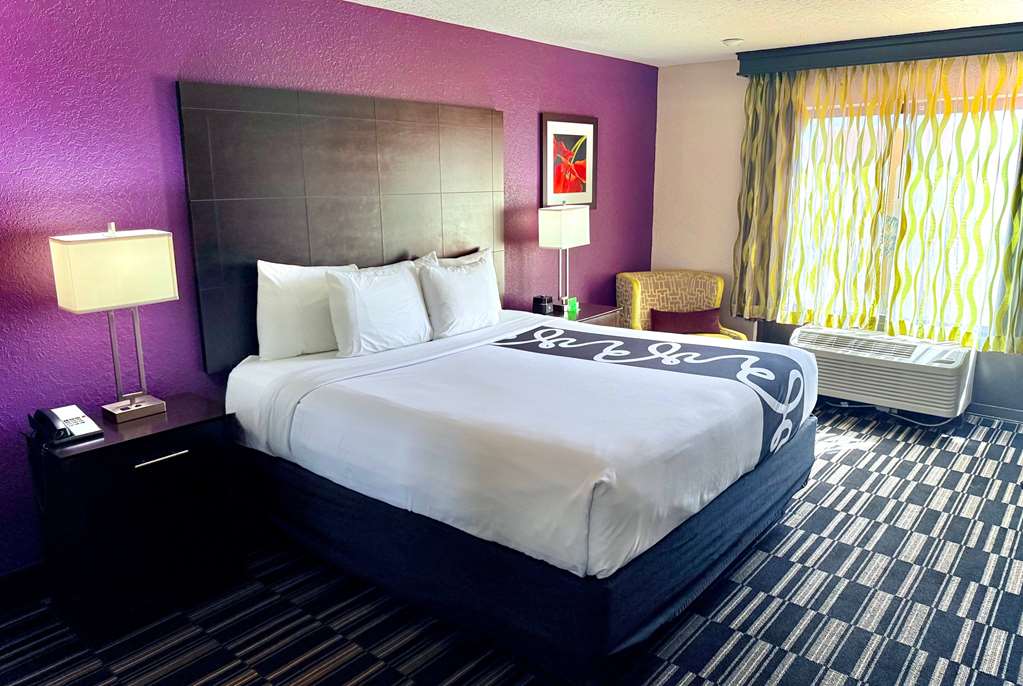 La Quinta Inn & Suites by Wyndham Orlando Universal area - photo 28