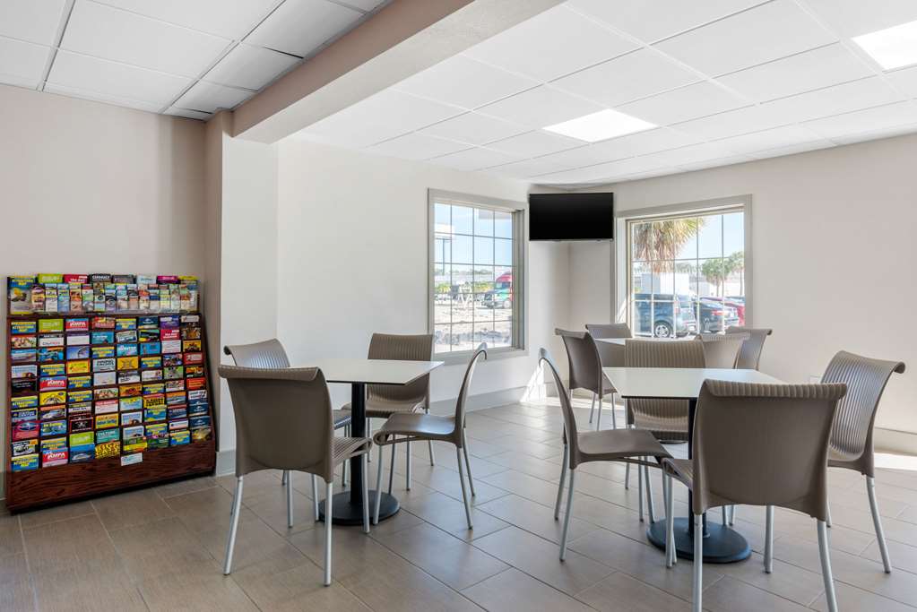 Econo Lodge Airport at RJ Stadium - photo 26