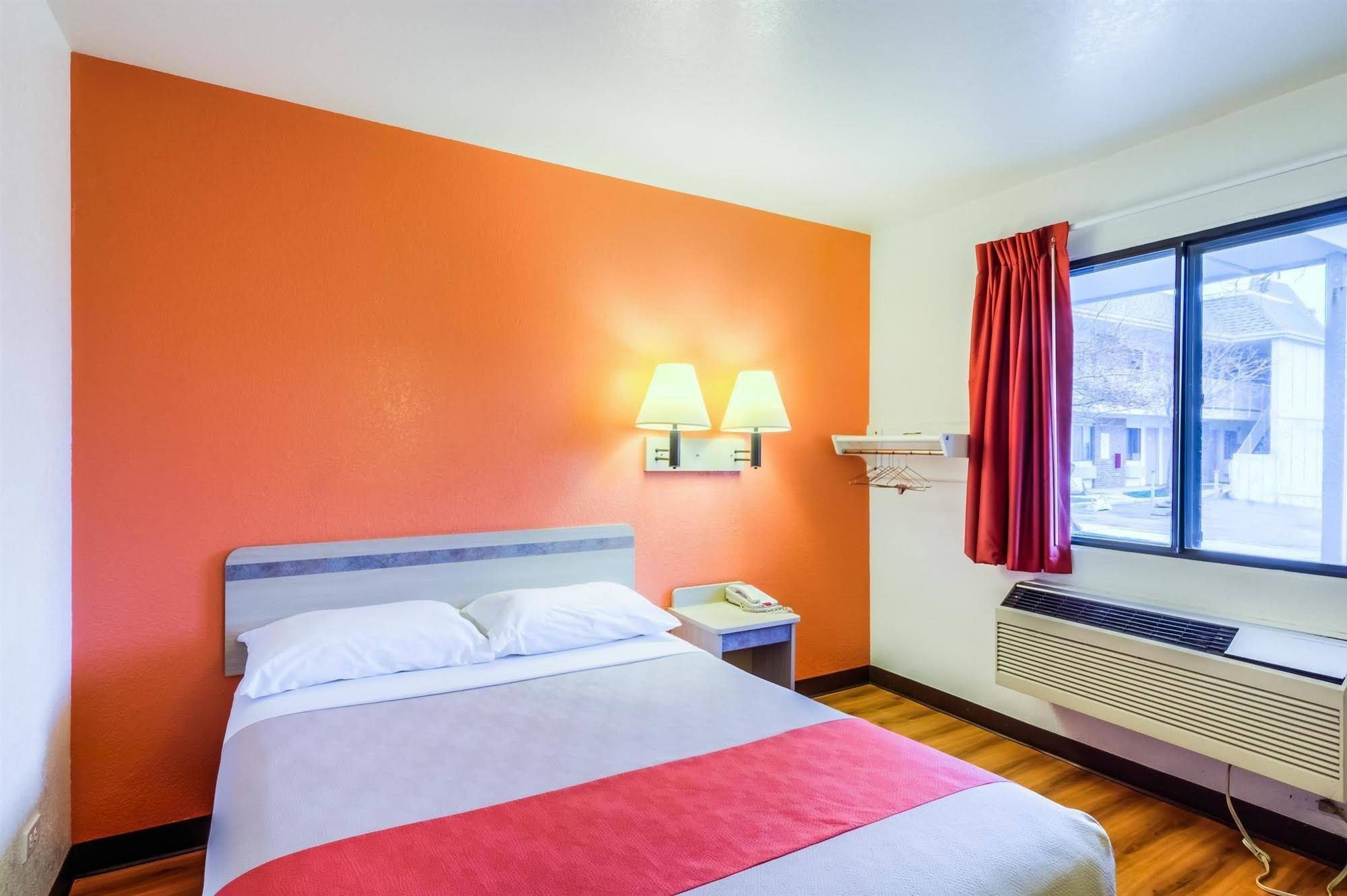 Motel 6 Chicago Elk Grove - photo 26