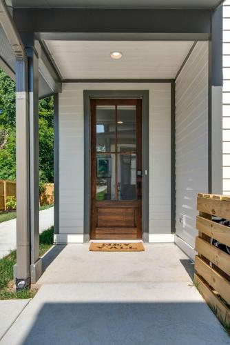 Modern East Nashville Retreat Walk to Local Faves Cozy Living Space Smart TVs & Fast WiFi Full Kitchen Garage & Workspace Steps to Mas Tacos & Rosepepper 10 Min to Broadway & Nissan Stadium 24 Hr Hospitality — 4-Star Luxury Hotel in Nashville, United States