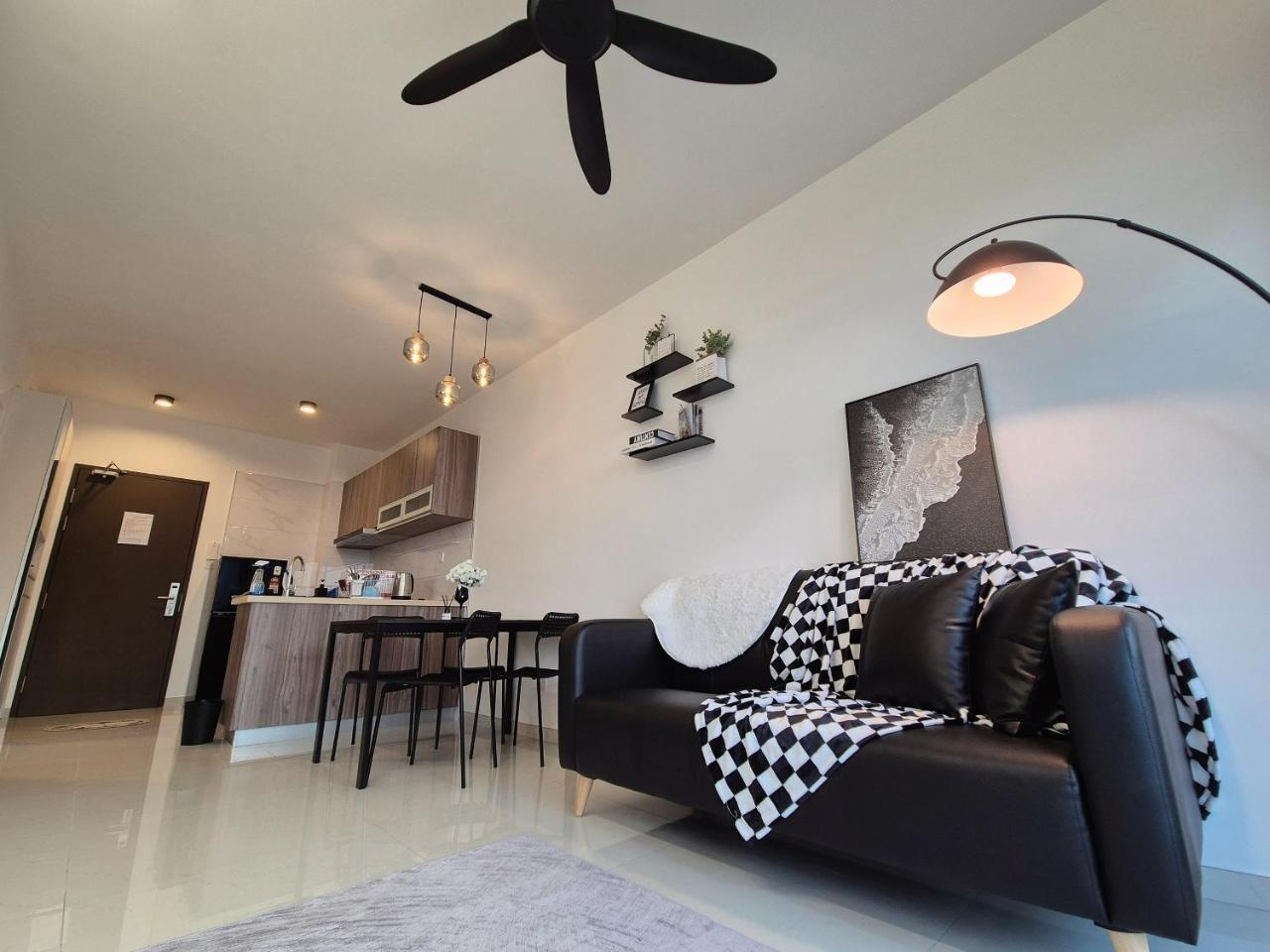 2 Rooms unit w Balcony & Spectacular view 4 pax — 4-Star Luxury Hotel in Johor Bahru, Malaysia