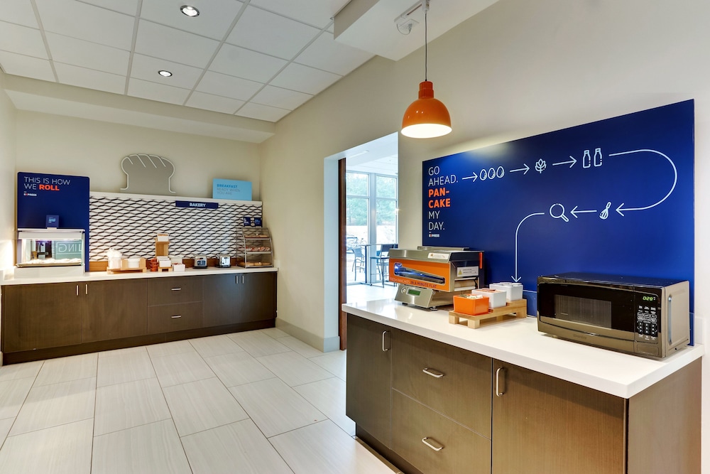 Holiday Inn Express & Suites Dawsonville by IHG - photo 60