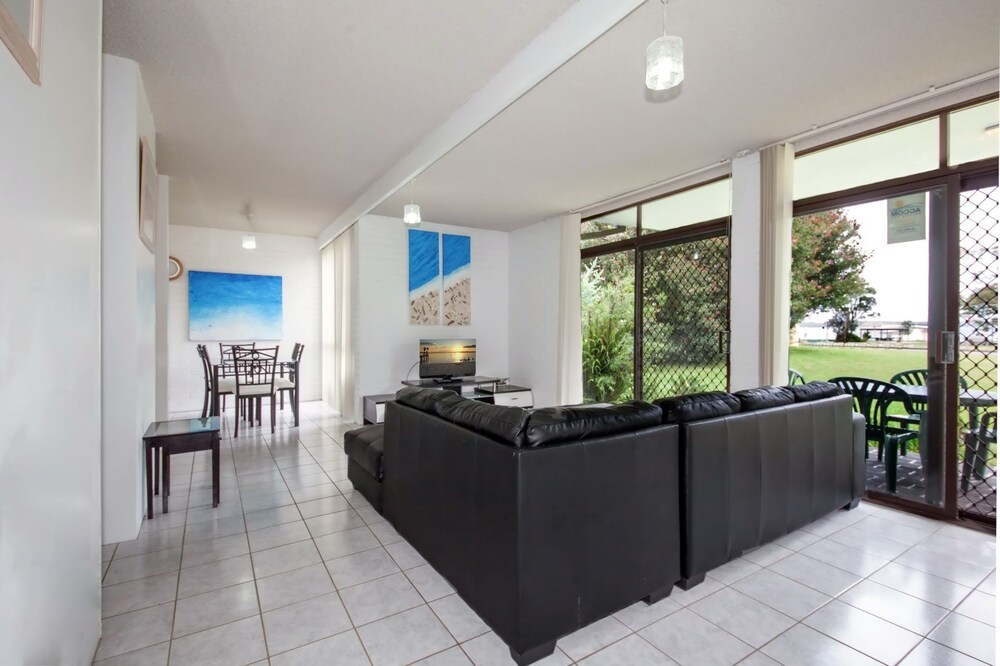Villa Ellisa 1 10 Columbia Cl ground floor unit with beautiful water views & across from the water — 4-Star Luxury Hotel in Nelson Bay, Australia