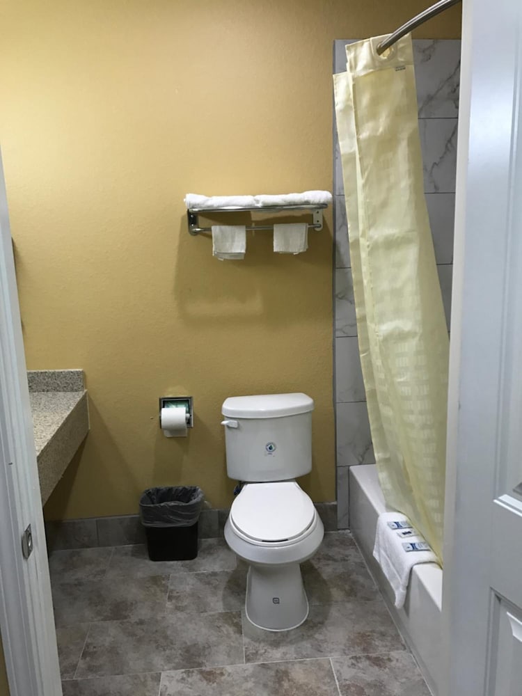 Deluxe Inn & Suites Baytown - photo 34