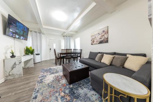 8 Beds Home with 4 Car Parking Space Near DTLB — 4-Star Luxury Hotel in Long Beach, United States
