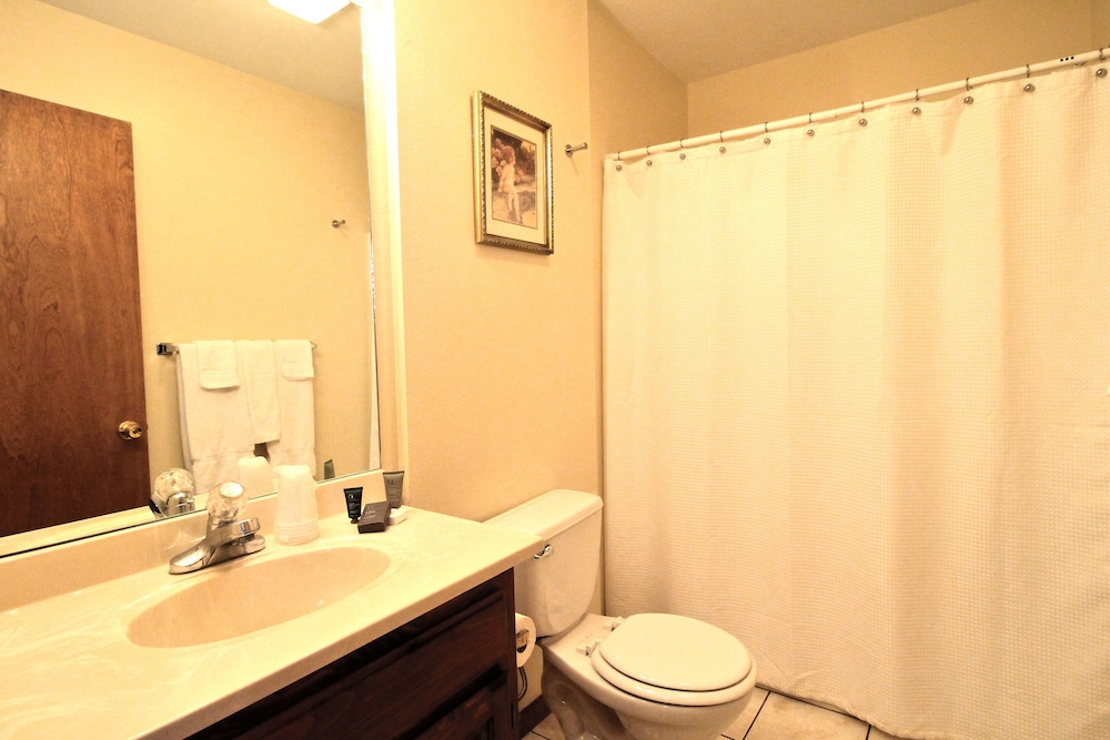 Peach Tree Inn & Suites - photo 43