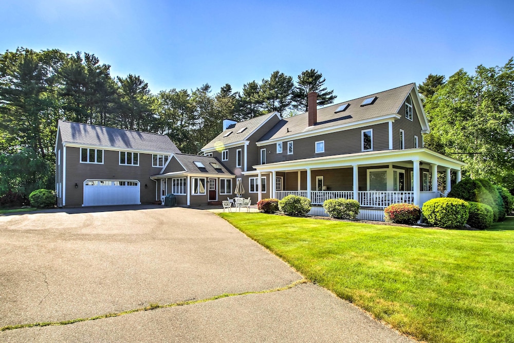 Large Kennebunk Home Walk To Beach Less Than 2 Mi To Town — 4-Star Luxury Hotel in Kennebunk, United States