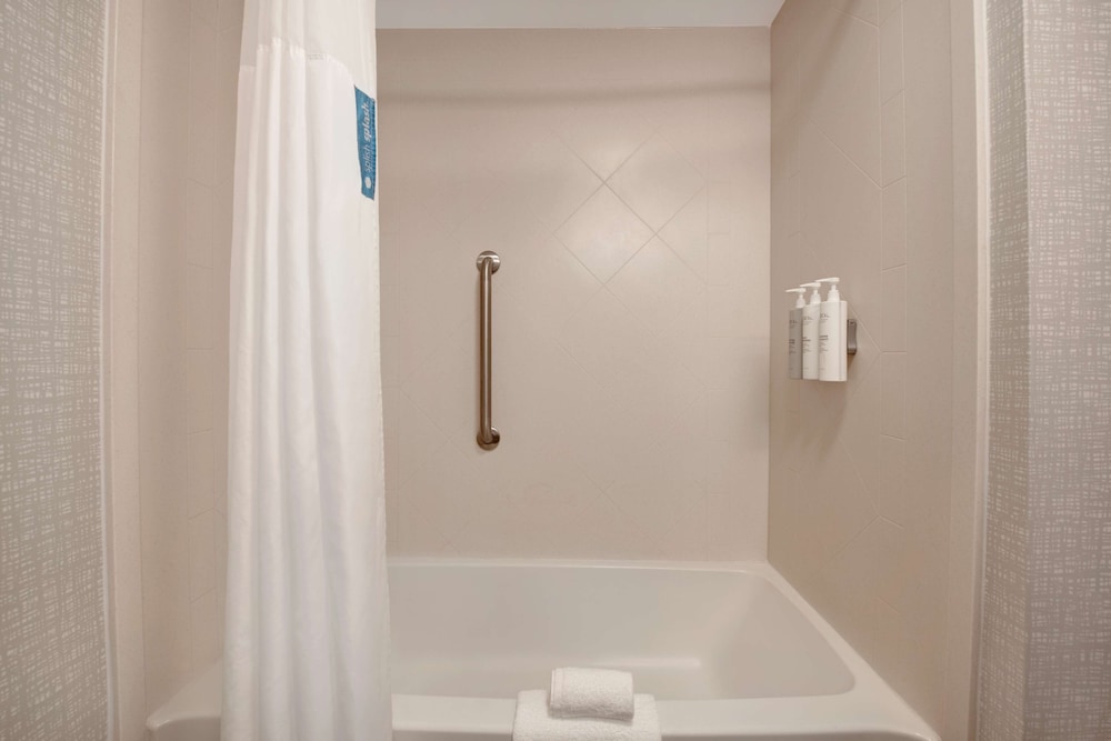Hampton Inn Anderson Alliance Business Park - photo 37