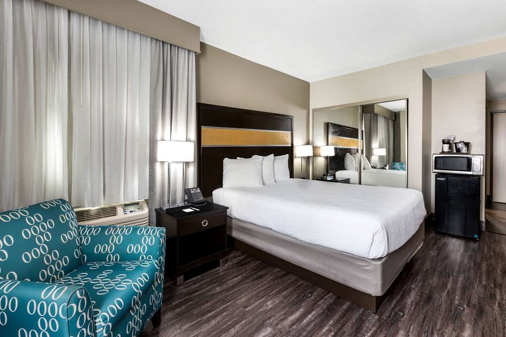 La Quinta Inn & Suites by Wyndham San Diego Mission Bay - photo 13