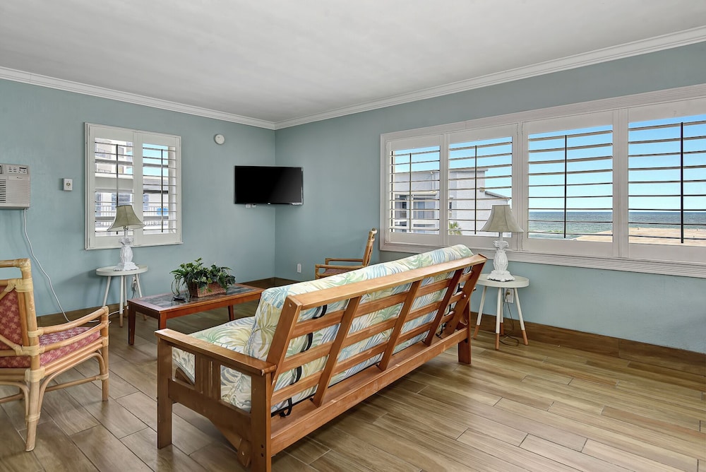 Shoreline Suites & Cabana Cottages - photo 81