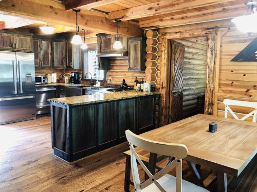 20 mins to YNP Cabin Pet friendly — 4-Star Luxury Hotel in Island Park, United States