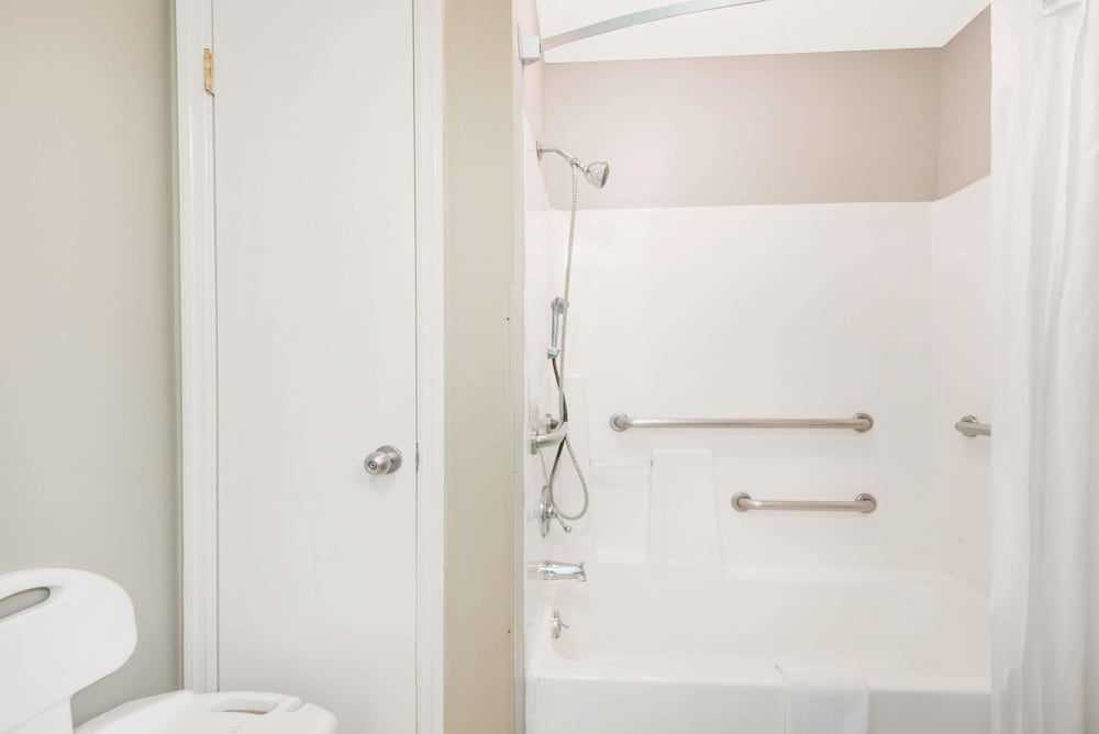 Super 8 by Wyndham Chattanooga Ooltewah - photo 12
