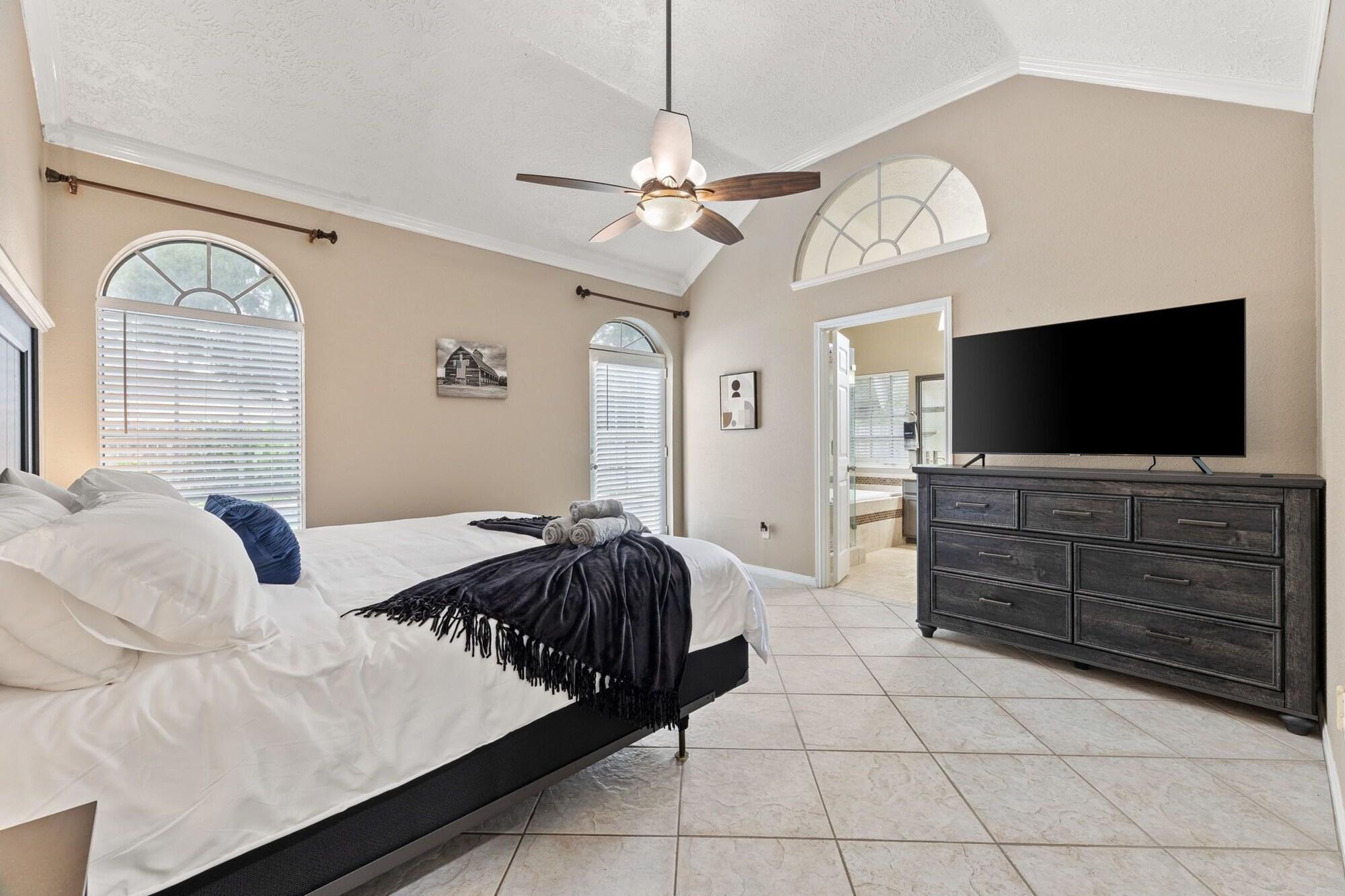 Amazing Bay Villa Near NASA with Pool & Pool Table — 4-Star Luxury Hotel in Houston, United States