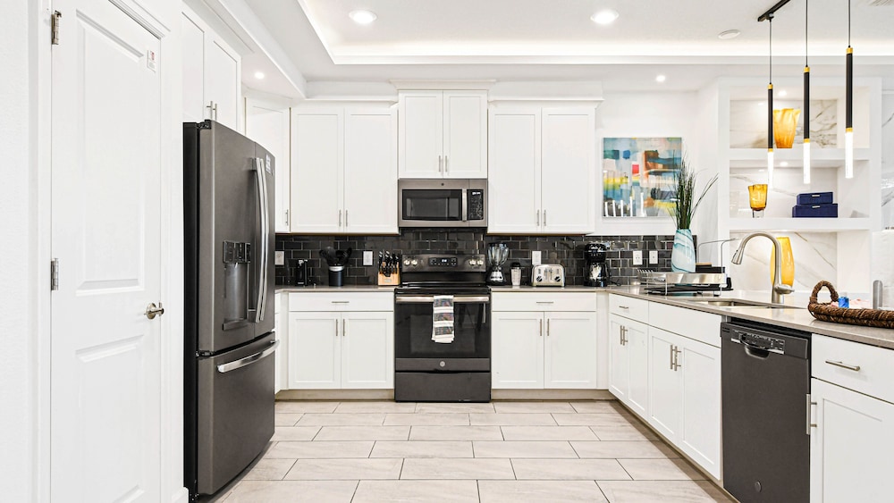 Luxurious 10 bed Lakefront Retreat Near Disney - photo 16