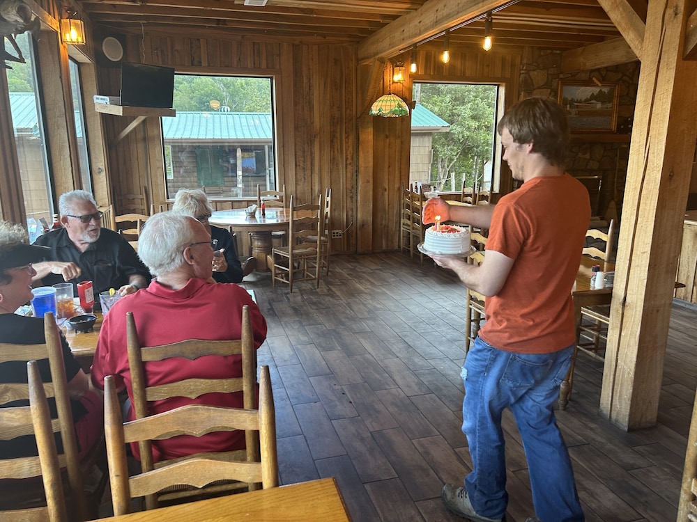 Shady Cliff Resort — hotel in Lewisburg