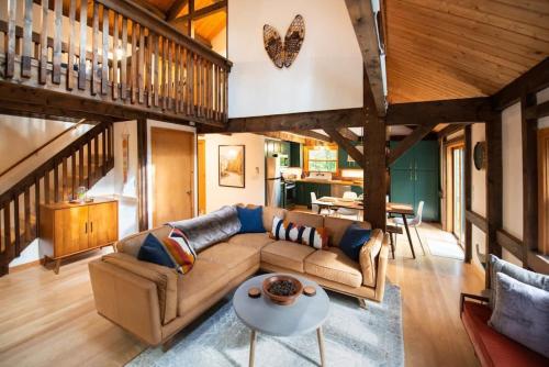 Berkshire Vacation Rentals: Stonebridge Cabin: Modern Amenities Enjoy Nature — 4-Star Luxury Hotel in Lee, United States