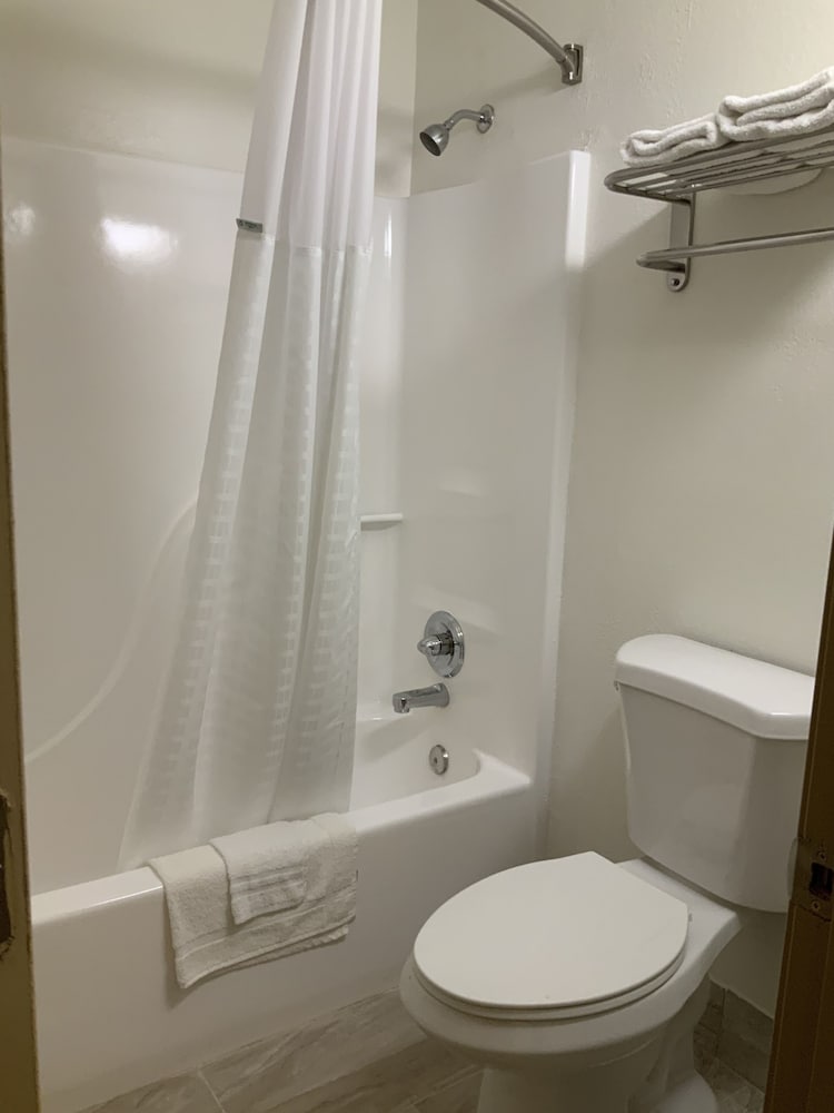 Days Inn by Wyndham Troy IL - photo 7