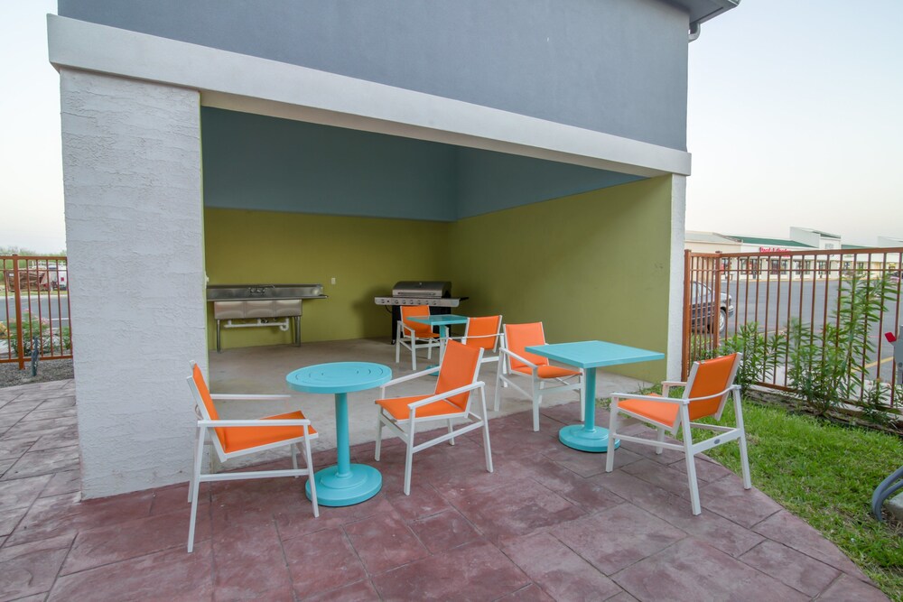 Holiday Inn Express & Suites Raymondville by IHG - photo 11