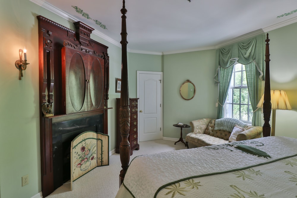 The Cypress Inn Bed & Breakfast - photo 8