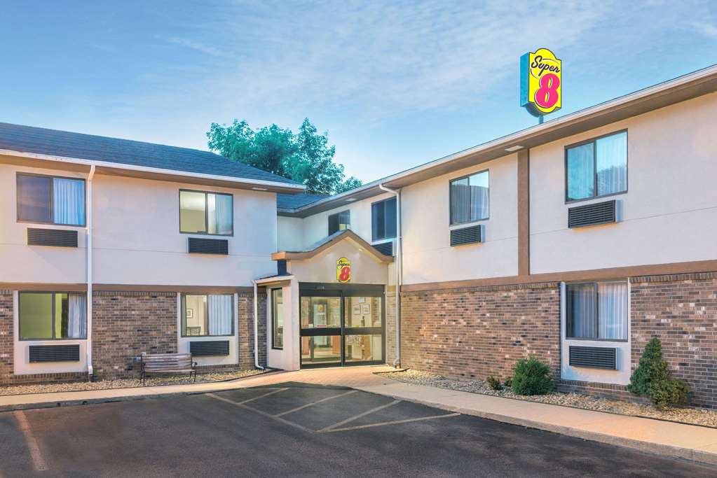 Super 8 by Wyndham Tilton Lake Winnipesaukee — hotel in Tilton