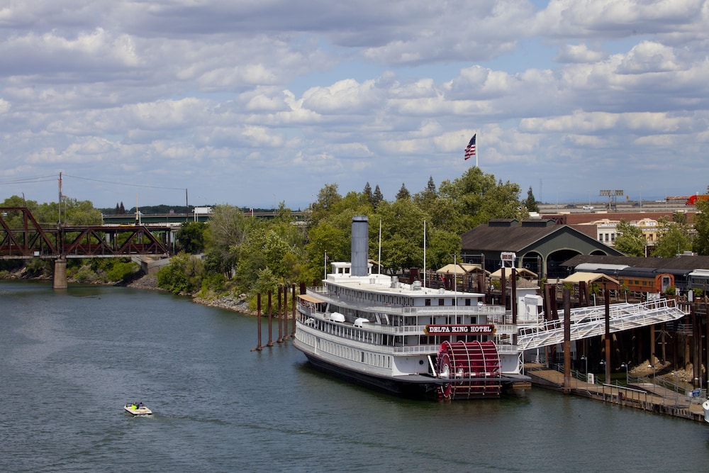 Delta King Hotel - photo 44