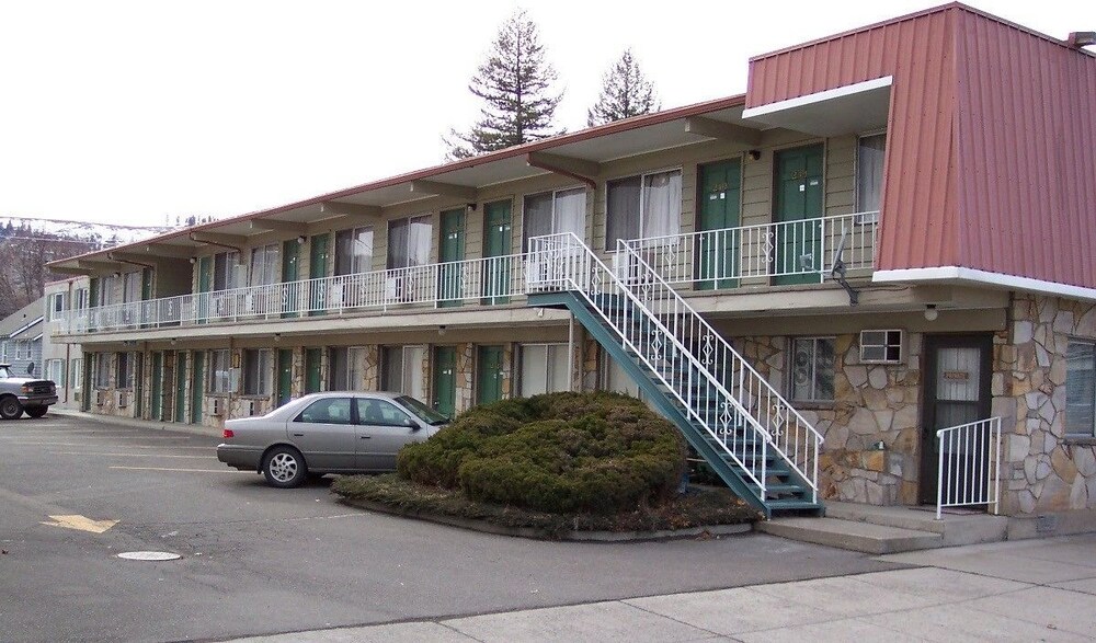 Royal Motor Inn - photo 17